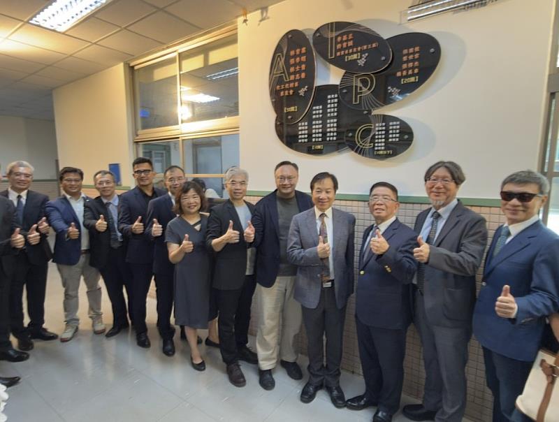 東海大學(18)日於圖書資訊處舉辦「AI PC教室暨M025教室啟用儀式」。