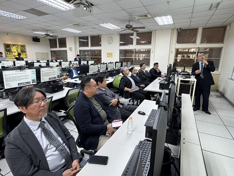 東海持續添購算力，增加設備，今天不只是添購AI PC教室，更是打造全台最具規模的AI工作站，為東海AI教育開啟新篇章。