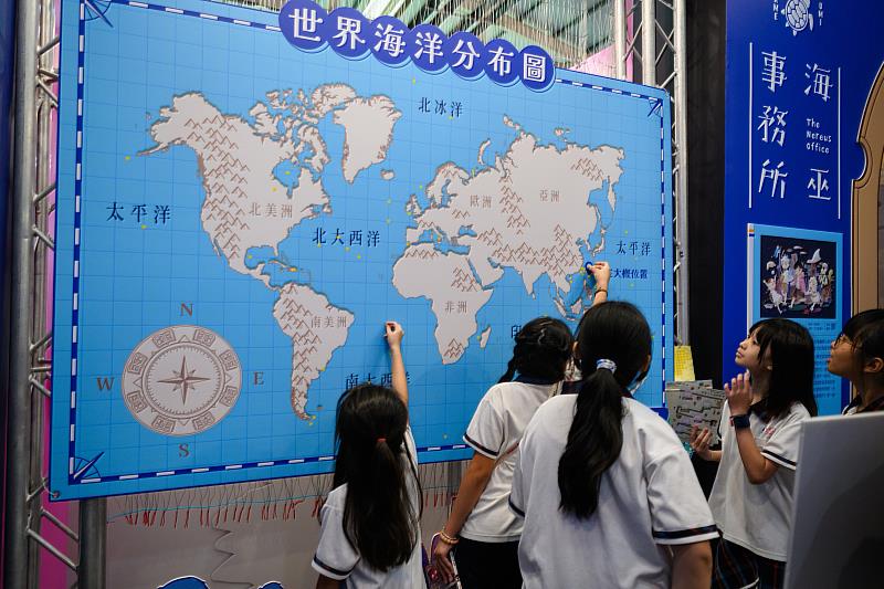 兒少書展開幕首日，臺灣漫畫館展區吸引不少學生們參觀互動。（文策院提供）