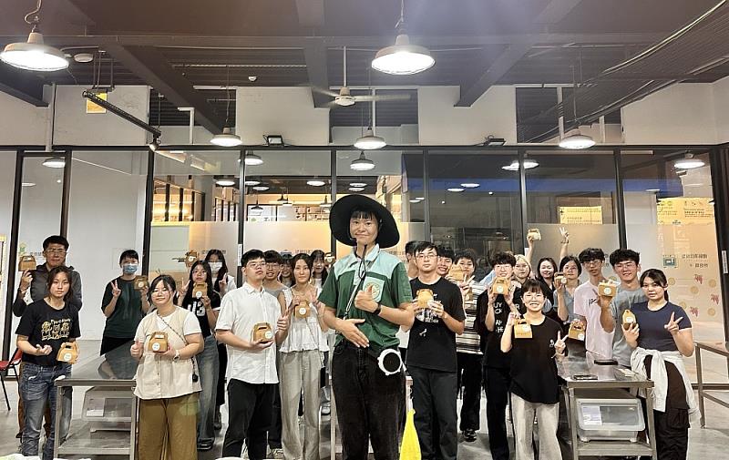 全體學生完成手作後與導覽人員合影留念,展現學習成果與對環境行動的認同與支持。