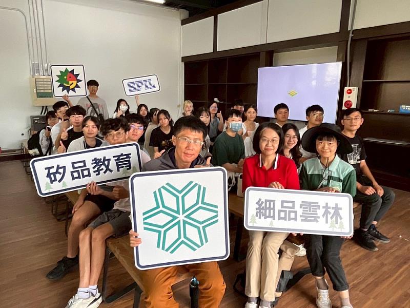 雲科大學生手持「矽品教育」、「細品雲林」標語與LOGO進行合影,展現參與環境教育行動的熱情與團隊精神。