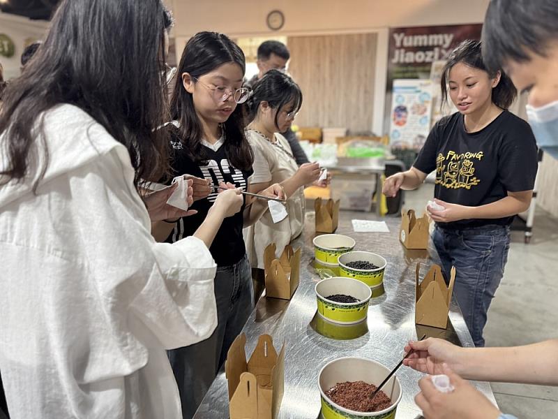 學生進行穀藝茶包手作活動,實作過程中認識在地農產與環境友善包裝概念,提升環境素養。
