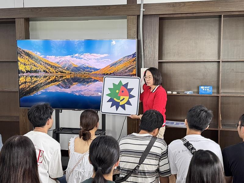 雲科大郭昭吟教授向學生介紹日月光環保永續基金會理念，強調企業在推動環境教育及永續發展的重要角色。