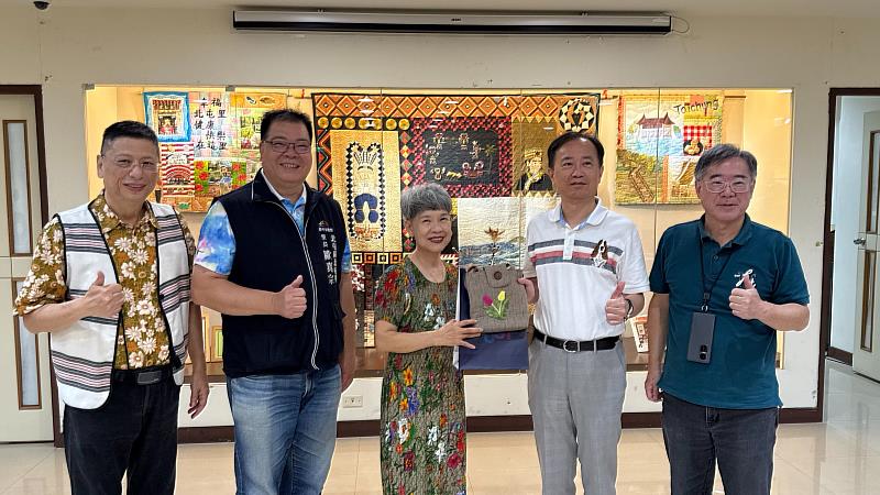 張貴櫻老師致贈拼布作品給中臺科大