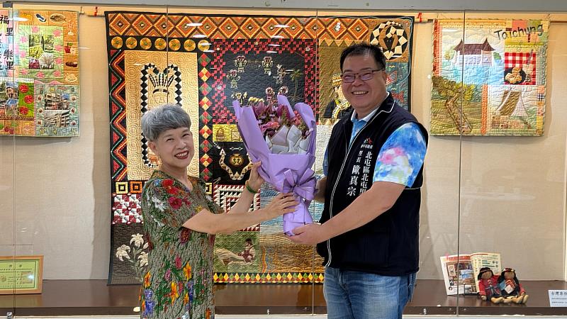 北屯區歐真宗里長(右)致贈花束給張貴櫻老師(左)
