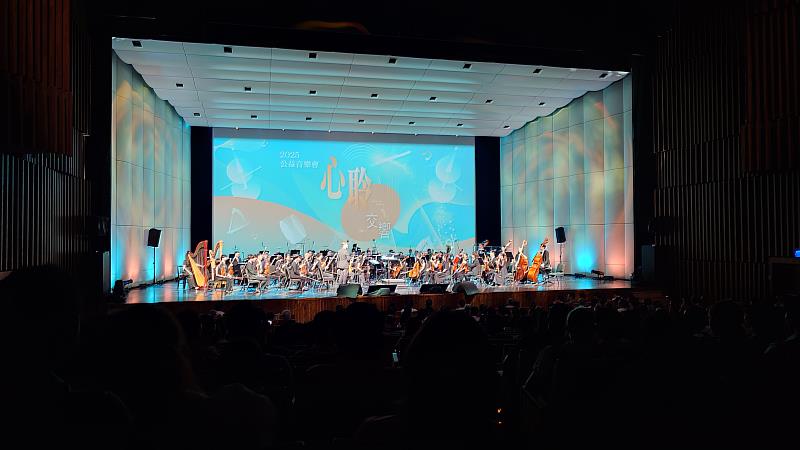 高雄市交響樂團演出，指揮吳曜宇領軍