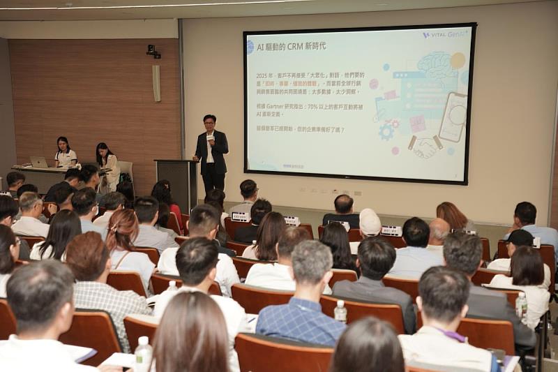 叡揚資訊雲端夥伴與客戶業務處處長賴俊仁分享Vital CRM與AI如何協助品牌更精準掌握客戶的真實需求。
