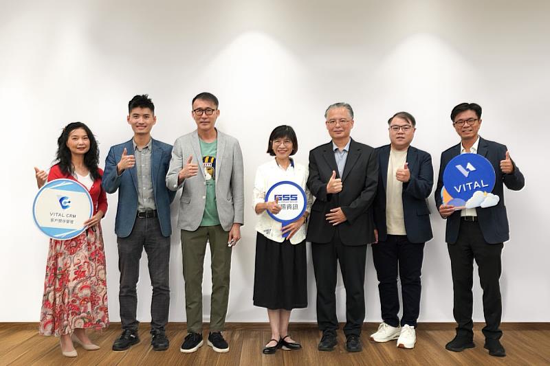 叡揚資訊舉辦「AI x CRM超進化」研討會，邀集多產業行銷專家分享 AI與數據的跨界應用。左 3 及左 4 為大數據品牌權威高端訓博士及叡揚資訊雲端及巨資事業群總經理胡瑞柔。