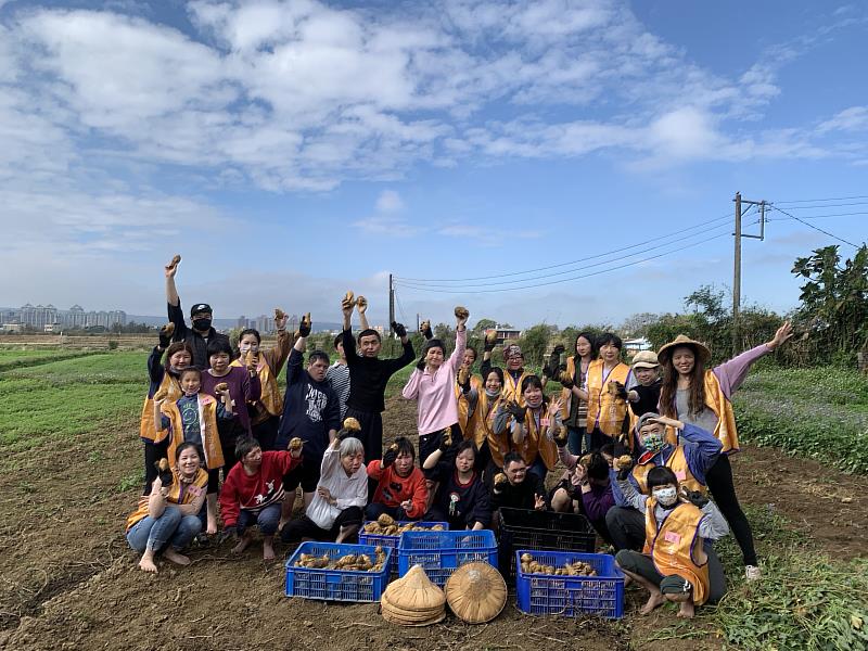 慢飛天使在志工陪伴下一起走進田野踩土、拔地瓜,體驗食農教育。(照片:Yoga Farm快樂農場提供)