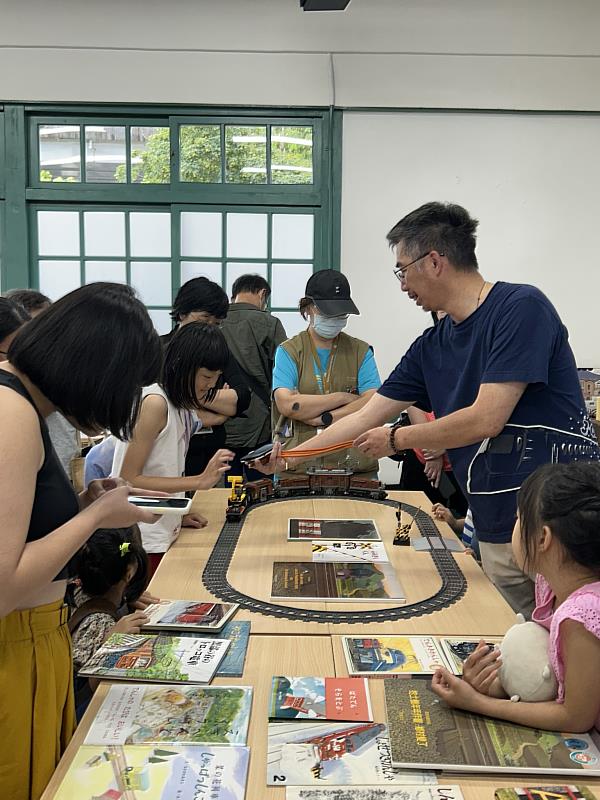 9月20日臺博館鐵道部園區舉辦「故事×鐵道人×旅行」繪本講座，由建築師方俊凱帶領觀眾認識車站建築樣貌與設計邏輯。