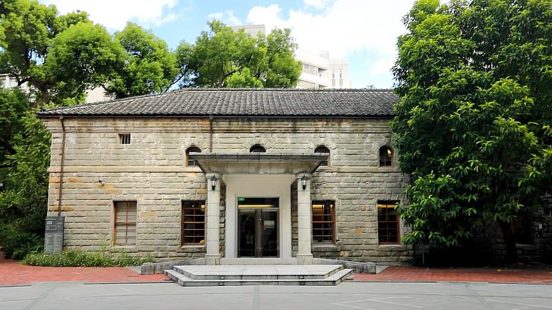 臺博館南門館可看到明治及大正時期產業建築，圖為落成於1902年，以臺北城南面城牆的唭哩岸石建造的小白宮，為臺灣現存少有的明治時期石造建築。