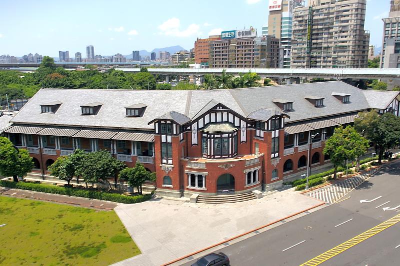 臺博館鐵道部園區廳舍於1920年落成的半木構造英國風建築，為臺灣鐵道史發展的重要據點。