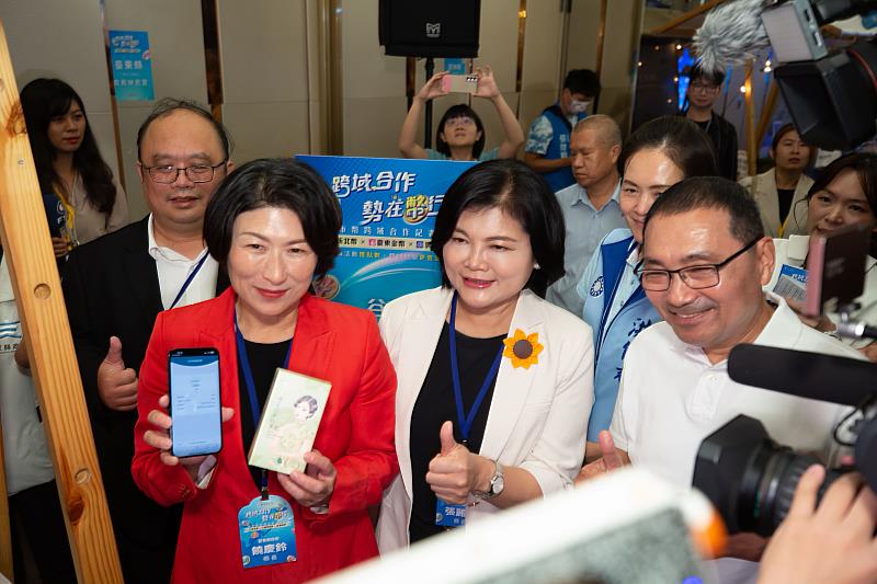 臺東縣長與新北特色攤商互動,親自示範城市幣跨域支付體驗。