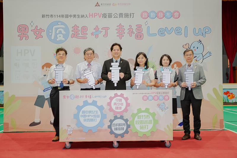 邱代理市長與李醫師一同宣告明（19）正式於21所國中巡迴開打。