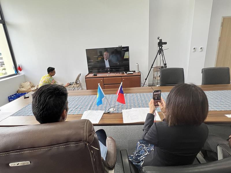 帛琉總統惠恕仁及駐帛琉大使黎倩儀聆聽帛琉總統惠恕仁高級經濟顧問、宏碁集團創辦人施振榮董事長致詞。