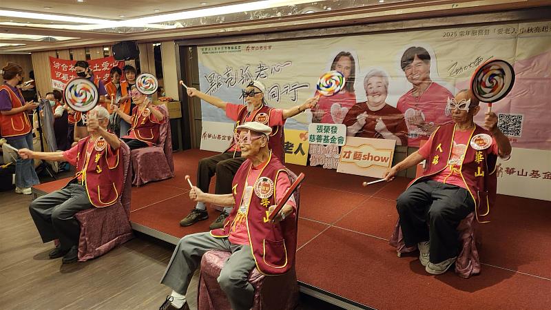 3位百歲人瑞長輩聯同2位90多歲的高齡長輩帶來打擊樂演出，贏得滿堂喝采