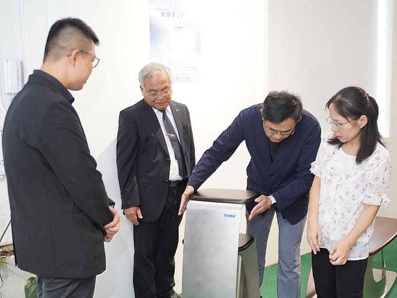 經濟部產業發展署嚴秀芬科長（右1）與台灣設計研究院林鑫保副院長（右2）也蒞臨現場提供指導。