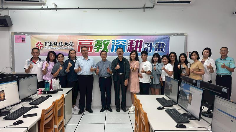 育達科技大學胡英麟主任秘書與研習的教師合影
