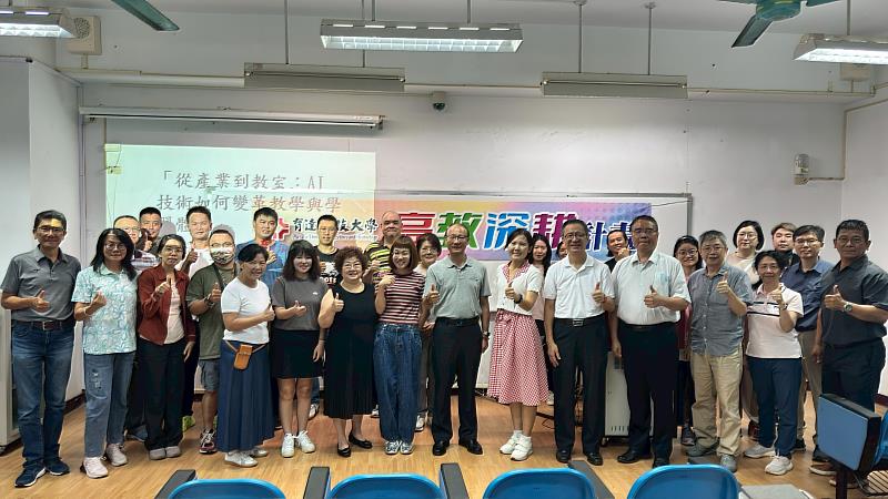 育達科技大學副校長龍清勇與參與研習的教師合影
