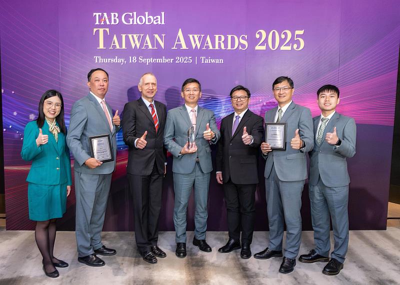 玉山銀行個金風管處處長李耀宇(右2起)、TAB Global總編輯Boon Ping Foo、玉山銀行法金客群經營處處長林君宗、TAB Global研究總監Christian Kapfer與玉山銀行信用卡處信貸經營部協理邱聖峰共同合影。