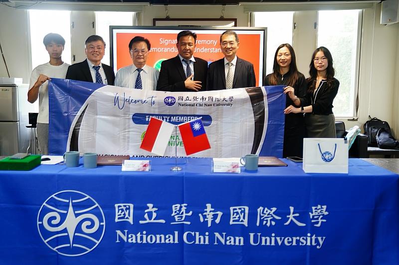 BIU與暨大兩校簽署MOU,師生到場見證合影。