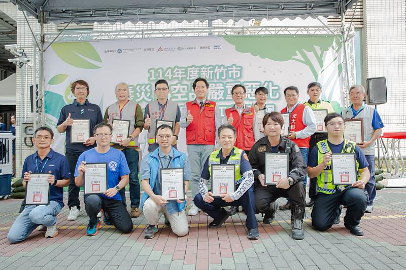 代理市長邱臣遠頒發感謝狀給協作單位