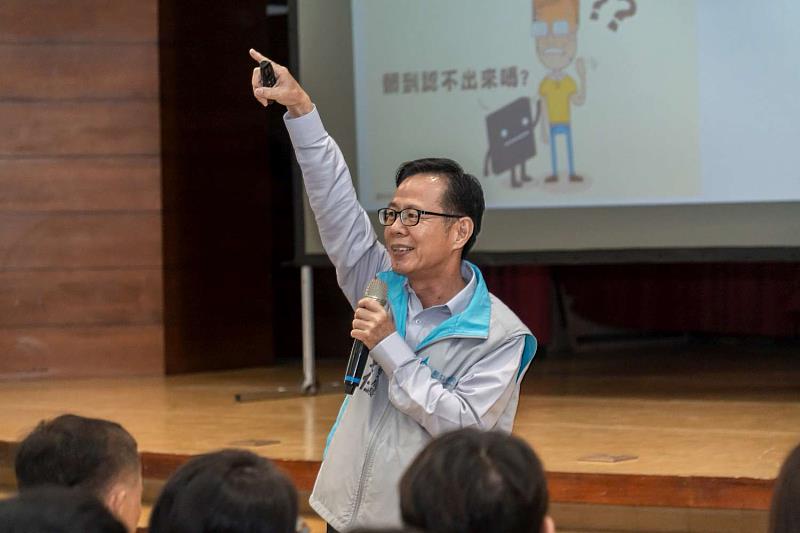 環保局長江盛任號召市民一起節能減碳、守護地球。