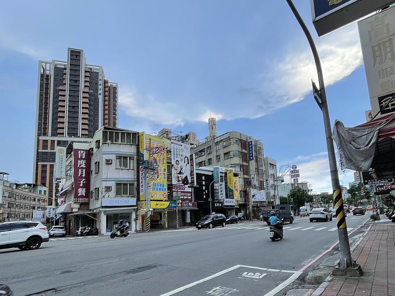 民族一路鄰近高醫,同時串聯建工商圈,通勤便利,生活機能完整,因升學資源豐富,成為家庭型買方的熱門區段。(照片為建功路與民族一路交叉口週邊)