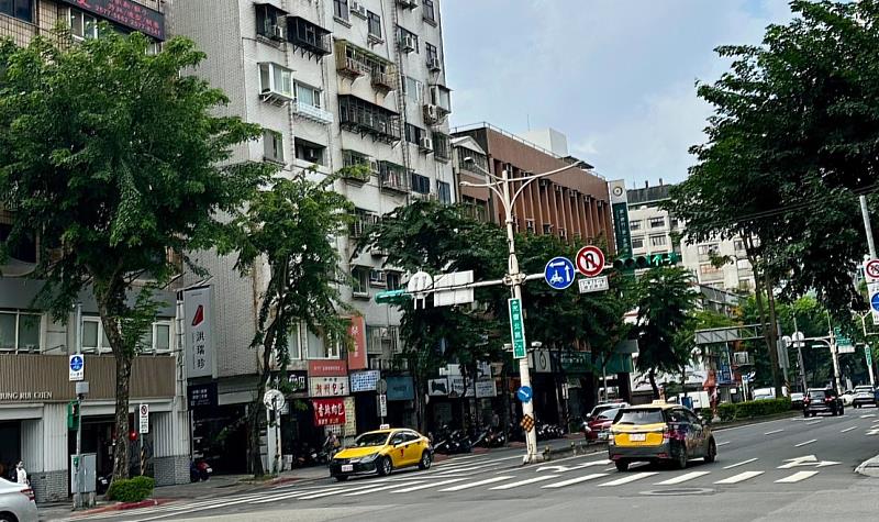 從大巨蛋往北跨過市民大道,八德路與光復南北路交叉口的範圍,不但同享生活機能,卻更僻靜、宜居,價格也較周遭核心商圈有競爭力。