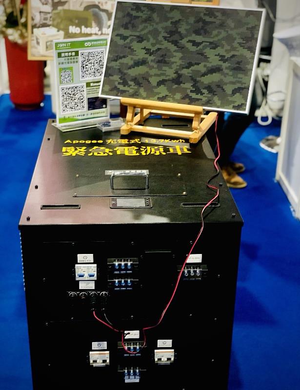 13.7kWh 緊急電源車＋迷彩彩繪光電板：白天創能、夜間放電，適用 UAS 地面站、通訊機櫃與野戰醫療等靜默運作場景。（資料照）
