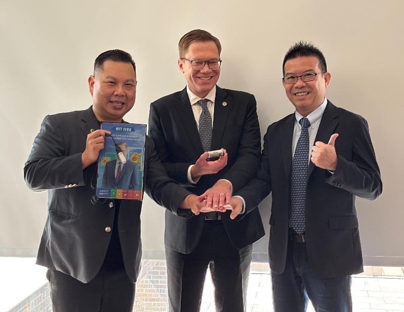 美國堪薩斯州副州長兼商務廳長David Toland(圖中)來台特別與(圖左)在一起永續科技薛煒立董事長及寶電儲能執行董事林明道交流低可視化創能與行動儲能應用(資料照)。外界解讀此類互動,意味跨境示範與供應鏈合作的海外輸出訊號。