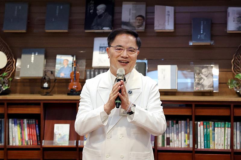 花蓮慈院院長林欣榮期待未來將持續從節能設備汰換、智慧能源管理、綠色飲食推廣到醫療廢棄物減量多管齊下,凝聚社會力量,共同邁向2050淨零碳排的願景。(攝影/陳安俞)