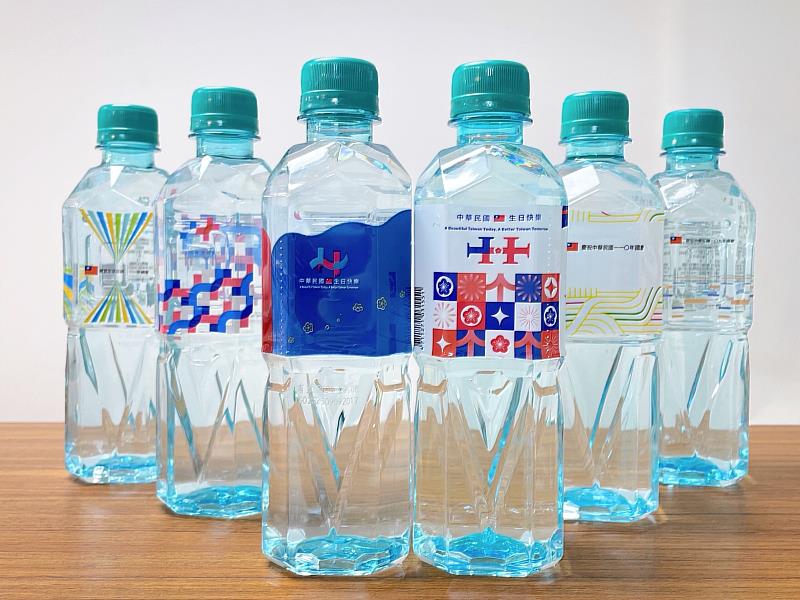 台塩海洋鹼性離子水連續6年入選國慶用水，瓶標設計承載不同時代的國慶印記，展現臺鹽以「國家隊」之姿，守護台灣的榮耀與健康。