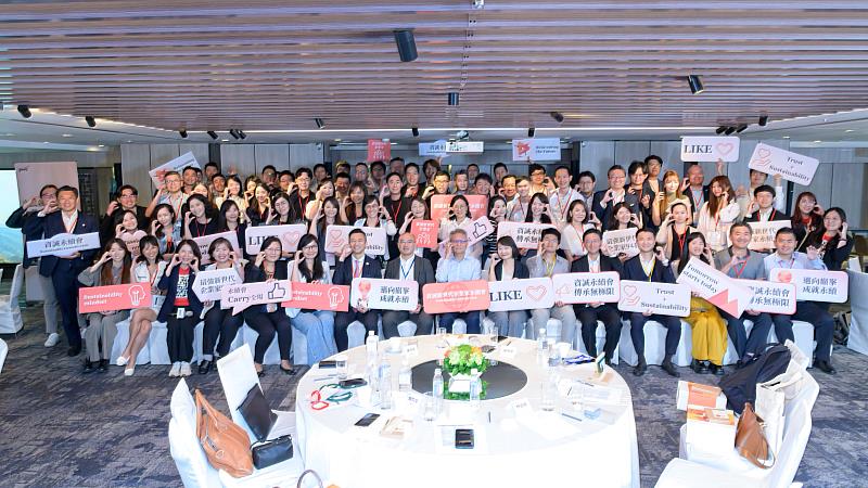 資誠新世代企業家永續會舉辦2025年第三次論壇，探討在AI浪潮下，企業如何培養員工的AI數位力，並以PwC Taiwan導入AI等實際案例，協助會員啟動AI轉型之旅。