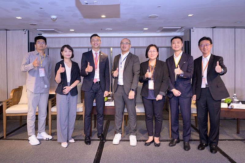 （右起）資誠人資管理顧問公司董事長桂竹安探討AI浪潮下的企業生存法則，並分享如何培養全體員工的AI數位力。在綜合與談，由遠雄房地產趙洋寬擔任主持人，與普華商務法律事務所合夥律師魏妁瑩、臺灣可果美股份有限公司總經理林宮男、資誠人資長曾博昇、永豐金控人才發展組協理陳汝莉與三發地產董事長鍾鼎晟，探討如何成功推動企業組織文化的轉型變革。