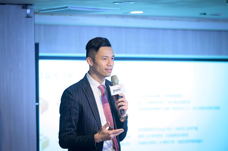 資誠聯合會計師事務所人資長曾博昇分享PwC Taiwan推動AI之路,以及導入AI帶來的四大目標效益,包括業務成果、營運效率、品牌與品質、人才。