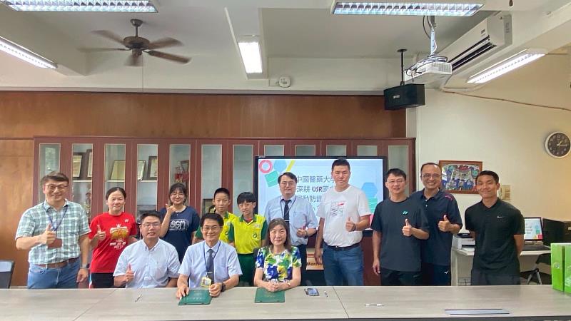 大鵬國小簽約儀式，蘇振銘主任（運動醫學系）（前排左起）、王慶祥校長、曾雅玲院長、高仕仰主任（後排左起）、黃婕羽教練、胡少偉教練、宋俊穎主任、李俊曄會長、周立偉主任合影。