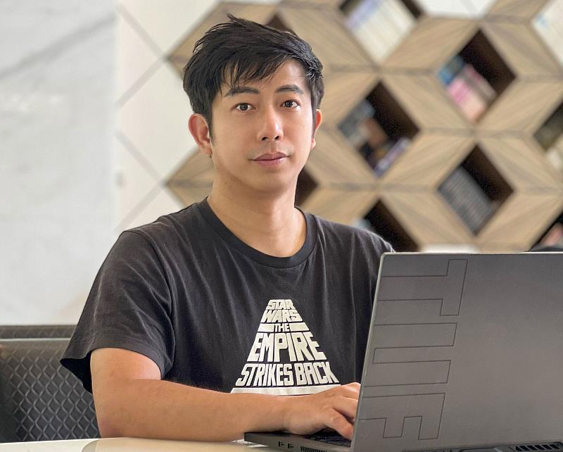 世新數媒系助理教授級專業技術人員陳俊良,擁有15年影視特效製作經驗,技術專業深厚。(世新大學提供)