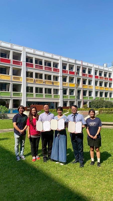 立人國小簽約儀式，李曜全副教授（左起）、邱郁雯老師、蘇振銘主任、簡鳳瑩主任、周立偉主任合影。