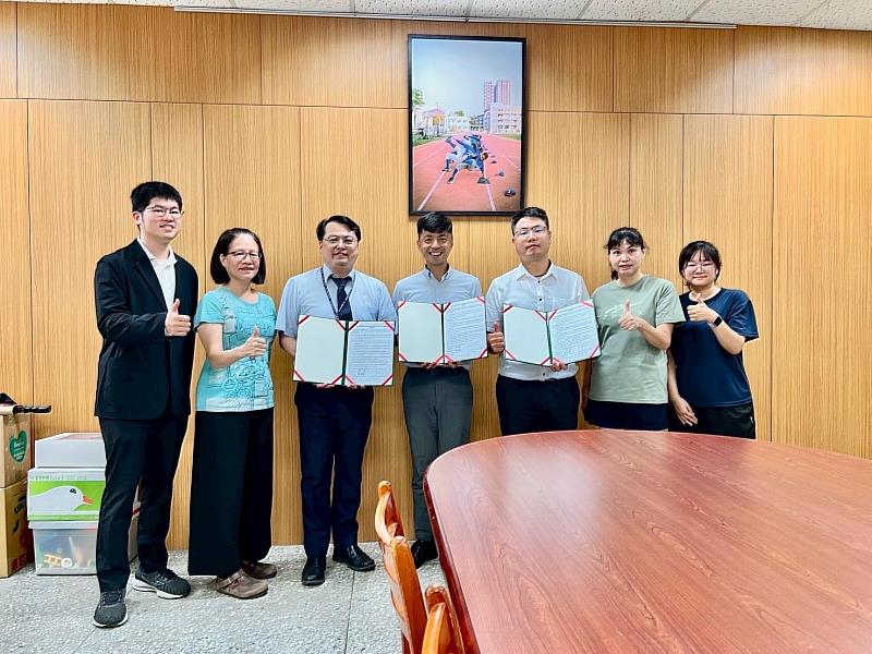 向上國中簽約儀式，陳淑雅副教授（左起）、周立偉主任、黃智暘校長、蘇振銘主任、李素芬組長合影。