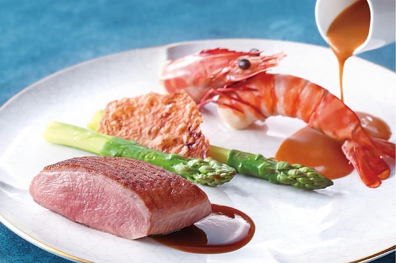 主餐臺灣花東櫻桃鴨胸煎至金黃酥脆、搭配大明蝦,最後淋上特調的濃縮鴨醬與龍蝦醬,風味濃郁。