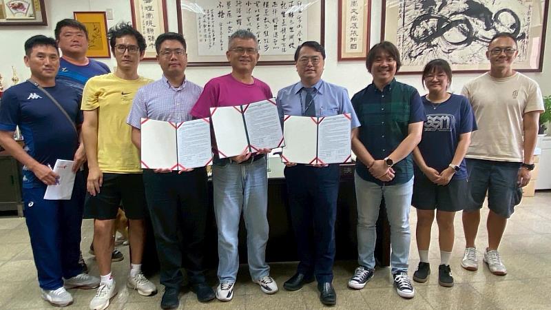 崇倫國中簽約儀式，陳瑞德教練（左起）、顏國松教練、宋禹橙主任、蘇振銘主任、賴朝榮校長、周立偉主任、李曜全副教授、魏國鼎組長合影。 