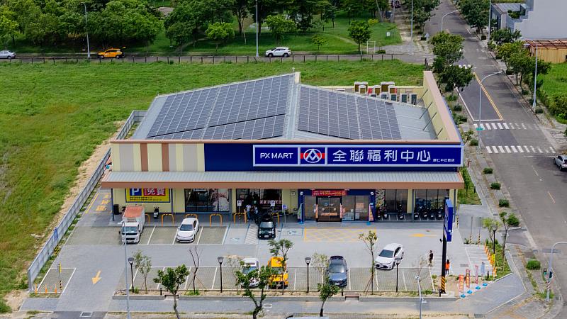 全聯首間永續概念店「歸仁中正南」門市,以綠化_綠能、模組化_再生材、省電_再利用、低碳_節能四大永續方向推進實踐永續發展計畫。