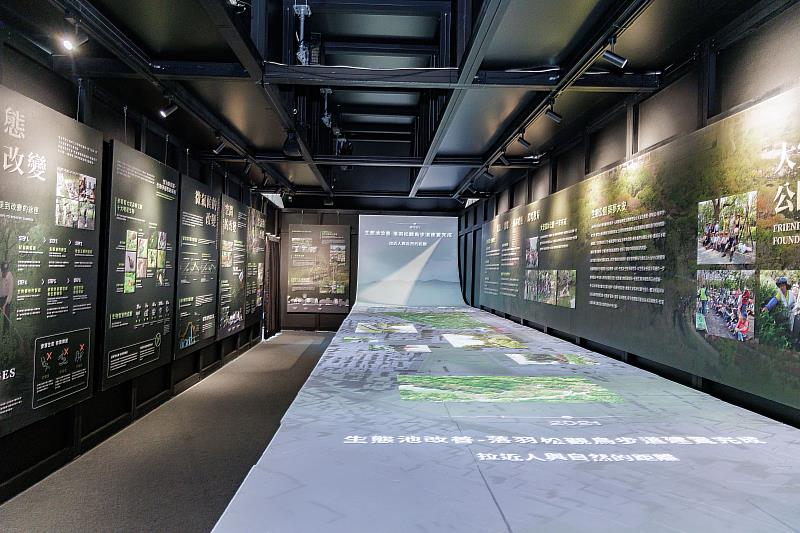 全聯結合大安森林公園基金會，將「瑠公圳」故事搬入展場，用沉靜空間結合流動影像，深入探索城市與生態間的關係。