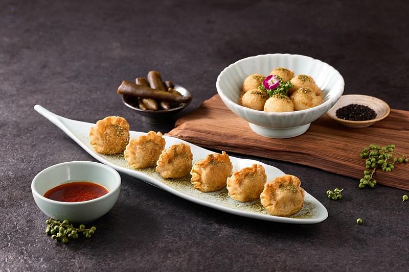 即日起至10/31，瘋美食會員憑券到「青花驕 台南新光新天地店」消費，招待「剝皮辣椒香酥餃」（前）一份，新光三越會員憑券消費，則款待「椒香炸芝麻湯圓」（後）。