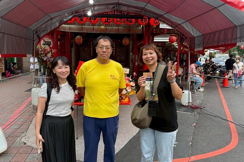 南大校友於大埔福德祠前巧遇論文指導老師張伯宇，場面溫馨