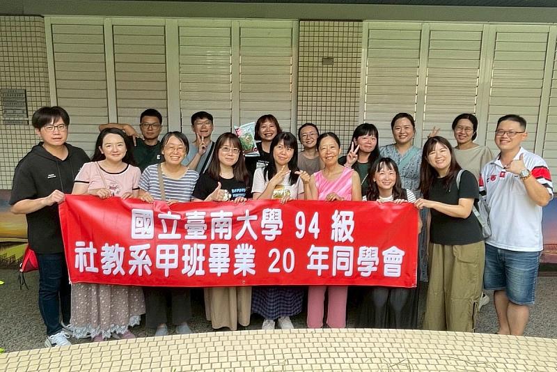 南大校友與邱麗娟老師於系辦前合影，再次感受師生情誼