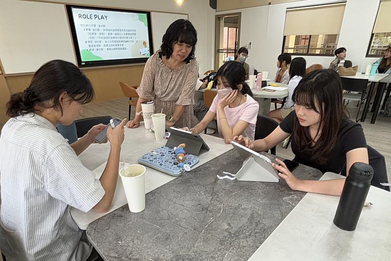南大英語自學社群邀請林怡君老師以角色扮演引導對話,培訓學生接待國際生的實務技巧