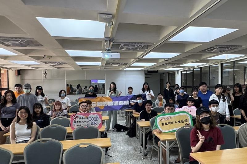 南大校友中心與YS合作講座圓滿落幕,全體學生與講師合影留念
