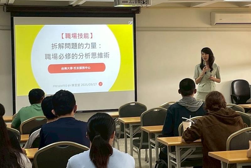 講師在南大帶領暖場活動，營造活潑氛圍，提升學生參與度